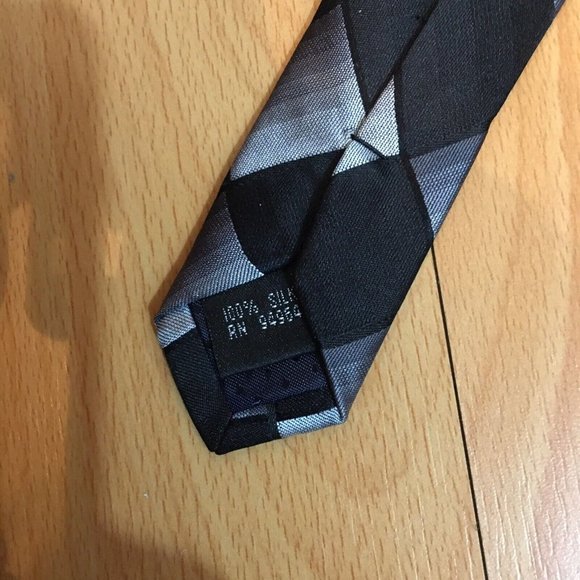 Adolfo Black Gray 100% Silk Geometric Diamonds Mens Necktie Tie - Picture 4 of 5